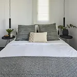 Epicenter Luxury 아파트호텔 메사리아