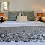 Epicenter Luxury 아파트호텔 4*