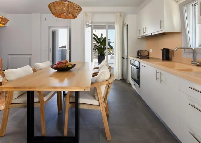 מלון דירות Epicenter Luxury 4*